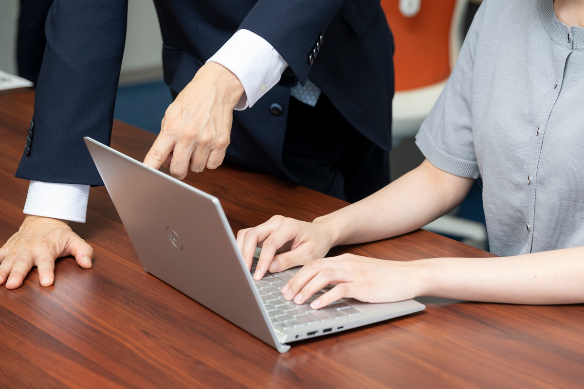 メンバーが協力して働いている様子